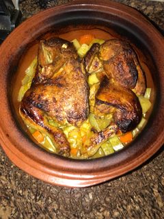 صورة لوصفة دجاج وخضار مشكلة بالفخارة