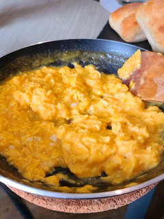 Una foto de Huevos Revueltos para el Desayuno