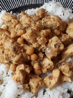 Una foto de Pollo korma con garbanzos y arroz
