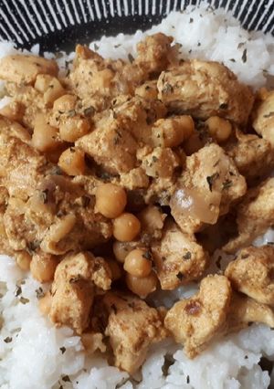 Una foto de Pollo korma con garbanzos y arroz