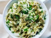 Una foto di insalata di cavolo cappuccio