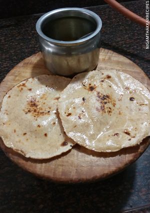 ઘીવાળી ભાખરી (Gheewali Bhakhri Recipe in Gujarati) રેસીપી મુખ્ય ફોટો