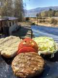 Hamburguesas caseras de cerdo con mayonesa suave de ajo