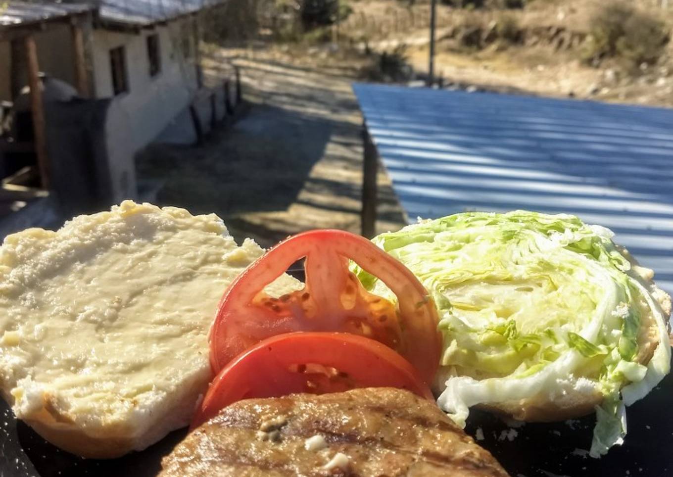 Hamburguesas caseras de cerdo con mayonesa suave de ajo
