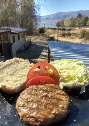 Una foto de Hamburguesas caseras de cerdo con mayonesa suave de ajo