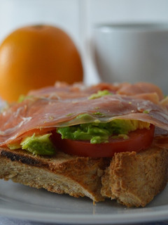 Una foto de Tostada de pan integral jamon, tomate y aguacate
