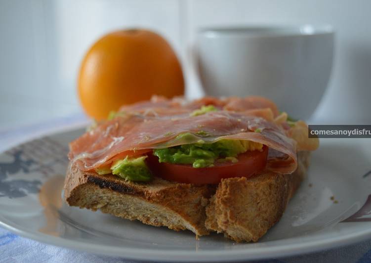 Tostada de pan integral jamon, tomate y aguacate