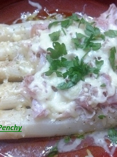 Una foto de Espárragos gratinados con jamón y queso Edam