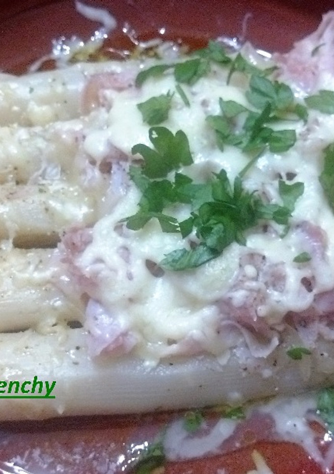 Una foto de Espárragos gratinados con jamón y queso Edam