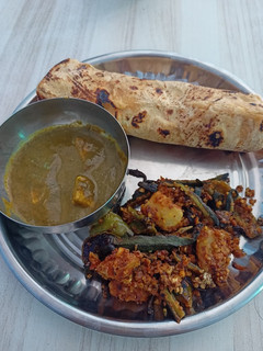 A picture of PALAK PANEER, BHINDI MASALA WITH CHAPATI.