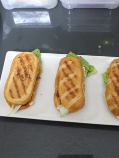 Una foto de Panes de leche con bacon y queso