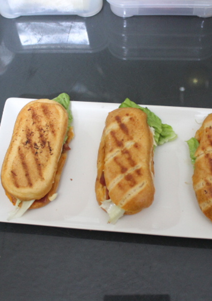 Una foto de Panes de leche con bacon y queso