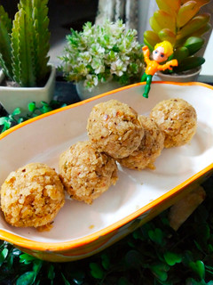 तहान लाडू भूक लाडू (ladoo recipe in marathi) रेसिपी चे मुख्य फोटो