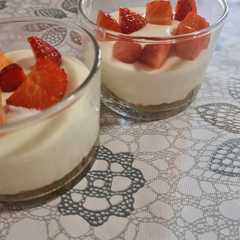 Una foto de Vasitos de tarta de queso con fresas
