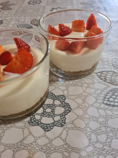 Una foto de Vasitos de tarta de queso con fresas