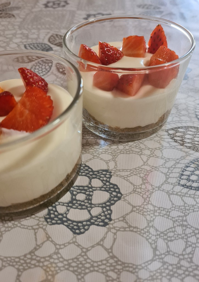 Una foto de Vasitos de tarta de queso con fresas
