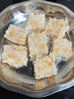 தேங்காய் பர்பி(coconut burfi recipe in tamil) செய்முறை முக்கிய புகைப்படம்