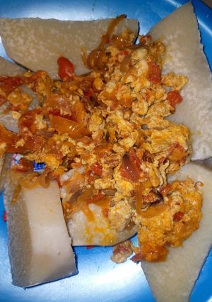 A picture of White Yam and egg sauce.