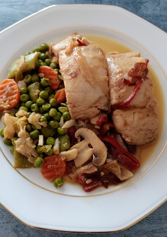 Una foto de Lomos de merluza en salsa de lima y vino blanco