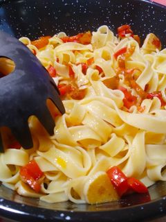 Una foto de Fetuccine con ajo y guindilla