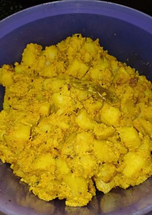 A picture of Aaloo posto (Potatoes and poppy seeds paste).