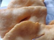 Una foto de tortas fritas dulces con harina leudante