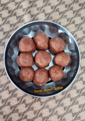 સૂંઠ ની લાડુડી (Sunth Ladudi Recipe In Gujarati) રેસીપી મુખ્ય ફોટો