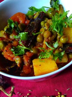 बटाटा मटार भाजी (batata matar bhaaji recipe in marathi) रेसिपी चे मुख्य फोटो 