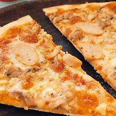 A picture of Mushroom pizza slice.