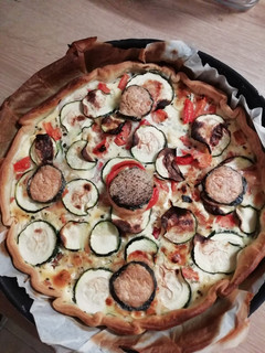 Una foto de Quiche de calabacín y tomate