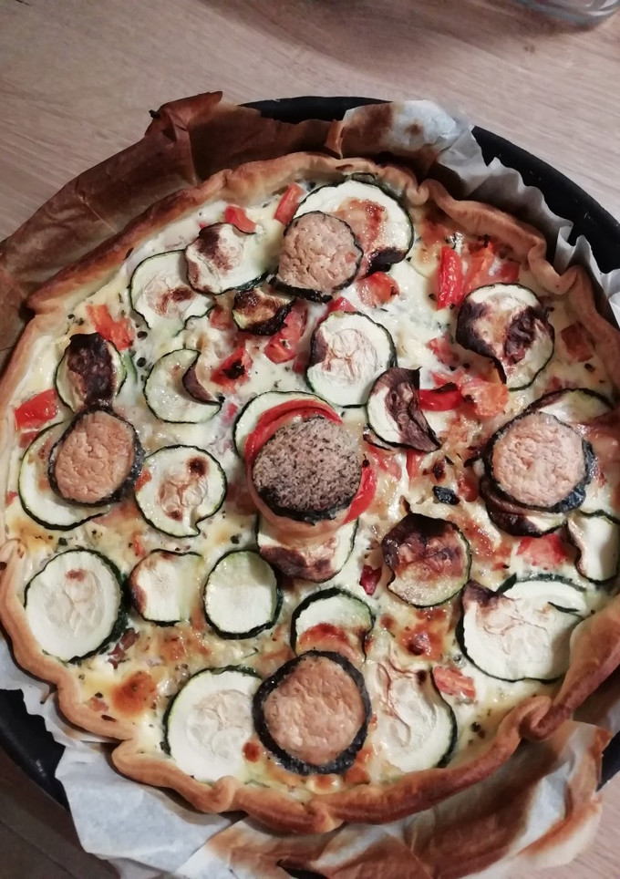 Una foto de Quiche de calabacín y tomate