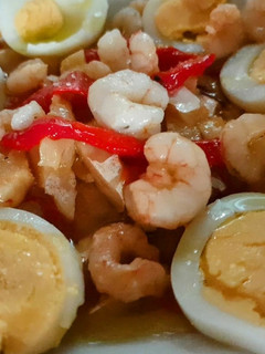 Una foto de Ensalada de esgarraet con huevo y gambas