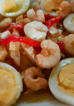 Una foto de Ensalada de esgarraet con huevo y gambas