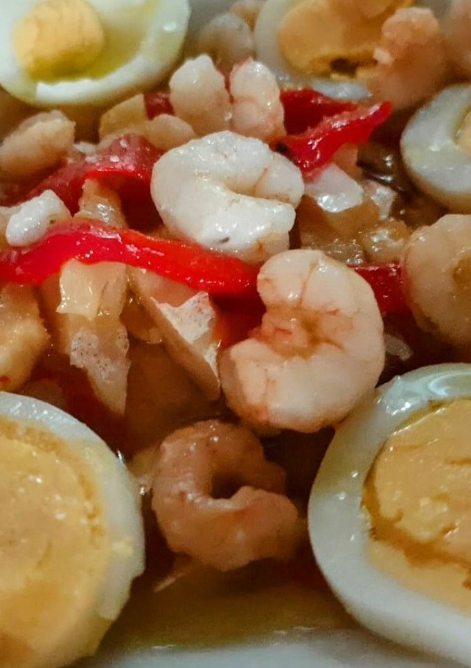 Una foto de Ensalada de esgarraet con huevo y gambas