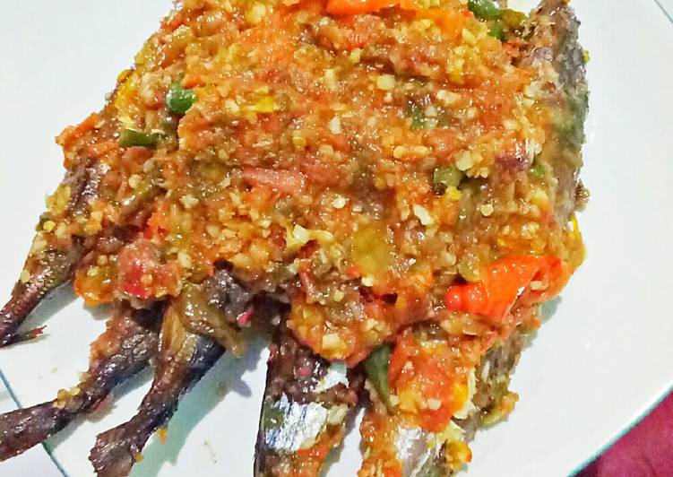 Cara meracik Ikan asap sambel setan yang Bisa Manjain Lidah