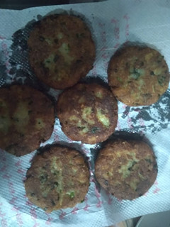आलू की टिक्की (aloo ki tikki recipe in Hindi) रेसिपी मुख्य फोटो