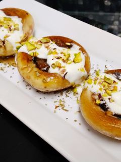 Una foto de Champis rellenos de membrillo con salsa de queso Idiazabal