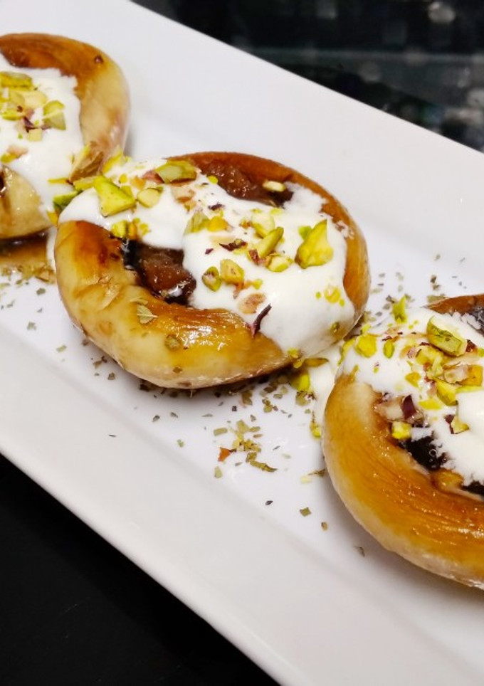 Una foto de Champis rellenos de membrillo con salsa de queso Idiazabal