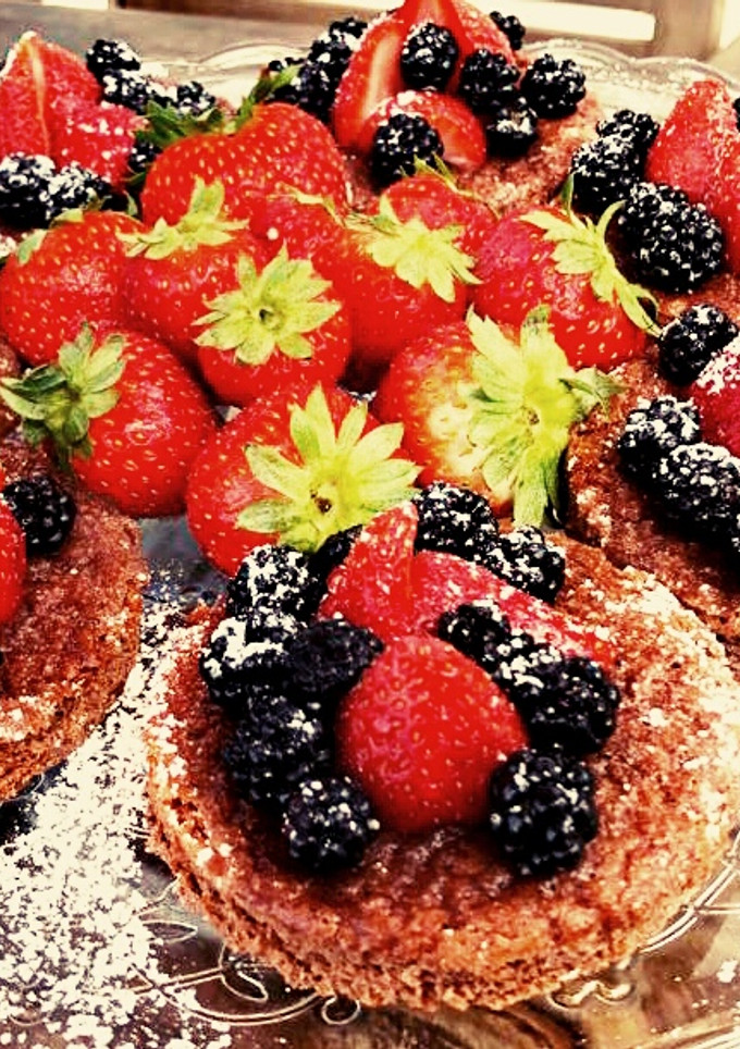 Una foto de Bizcochitos de chocolate y frutos rojos