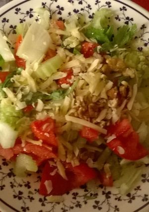 Una foto de Ensalada fresca 🍷