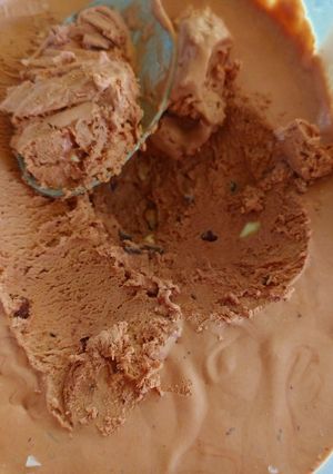 Une photo de Crème glacée chocolat noir et chunks trois chocolat