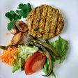 Hamburguesa de arvejas con papines y ensalada 🌱
