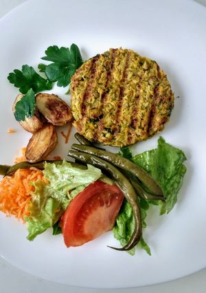Una foto de Hamburguesa de arvejas con papines y ensalada 🌱