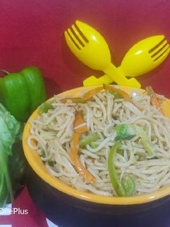 વેજ હક્કા નુડલ્સ (veg Hakka noodles Recipe in gujarati) રેસીપી મુખ્ય ફોટો