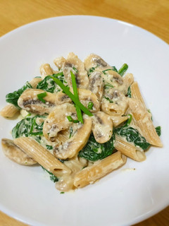 Una foto de Pasta integral con espinacas champiñones y queso light