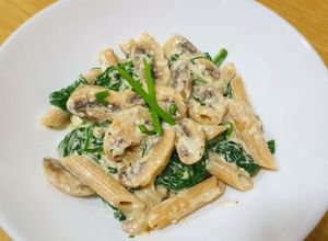 Foto principal de Pasta integral con espinacas champiñones y queso light
