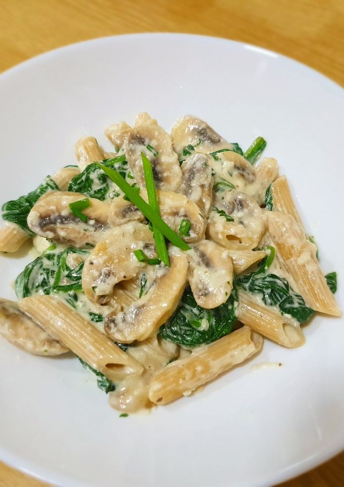 Una foto de Pasta integral con espinacas champiñones y queso light