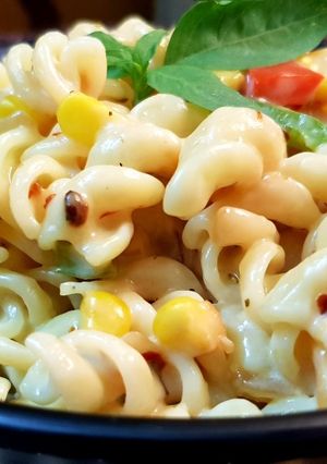 A picture of Cheesy Pasta in White Sauce.