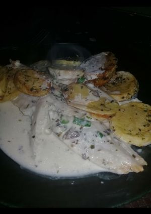 Una foto de Merluza a la crema con papas