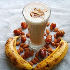 A picture of Banana Dates Almond shake.